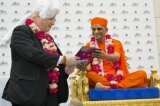 London Mayor Boris Johnson sports turban and tilak at Swaminarayan temple London Mayor Boris Johnson at Swaminarayan temple, Kingsbury being given red tikka, turban and garland by Hindu Maharaj