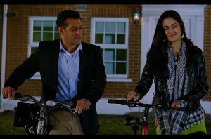 Review: Ek Tha Tiger – the film that could break Box Office records Salman Khan and Katrina Kaif from a scene in Ek Tha Tiger