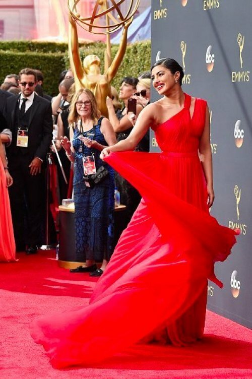 The ever-glamourous Priyanka Chopra smiled for the paparazzi and posed and twirled to show off her dress 