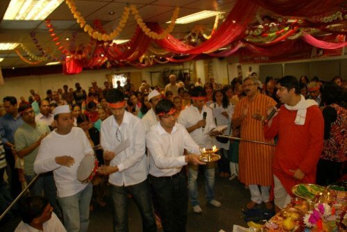 Ganesh Utsav 2012 – celebrating Ganpati festival in the UK Slough Mitra Mandal Ganpati sthapana and aarti