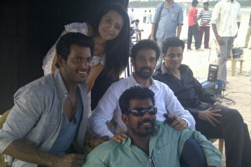 Trisha Krishnan, Manoj Bajpai (extreme right) and Vishal (extreme left) on the final shoot of Samar