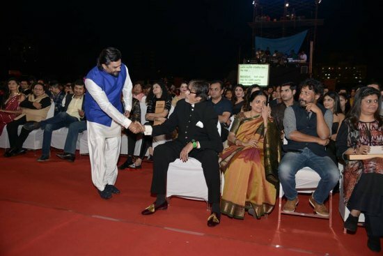 Actor Madhavan looking dapper in electric blue Nehru Jacket greets Amitabh Bachchan at Big Star Entertainment awards event