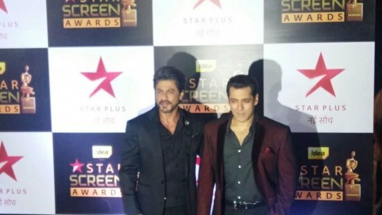 Salman Khan and Shah Rukh Khan at Star Screen Awards 2016
