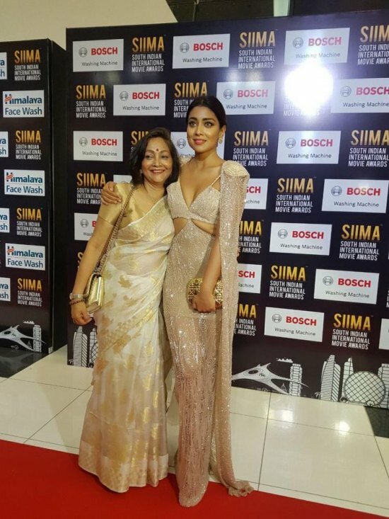 Stunning Shriya Saran at SIIMA 2017 red carpet