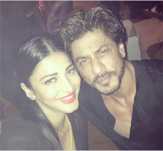 Shruti Hassan selfie with SRK at Vijay Awards 2014